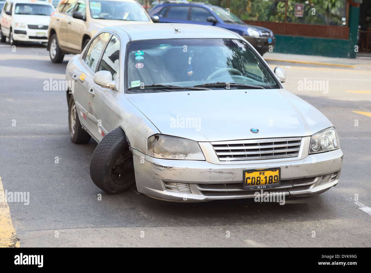 Auto con assale rotto all'angolo delle vie Av. 28 de Julio e Calle Porta nel quartiere di Miraflores, Lima, Peru Foto Stock