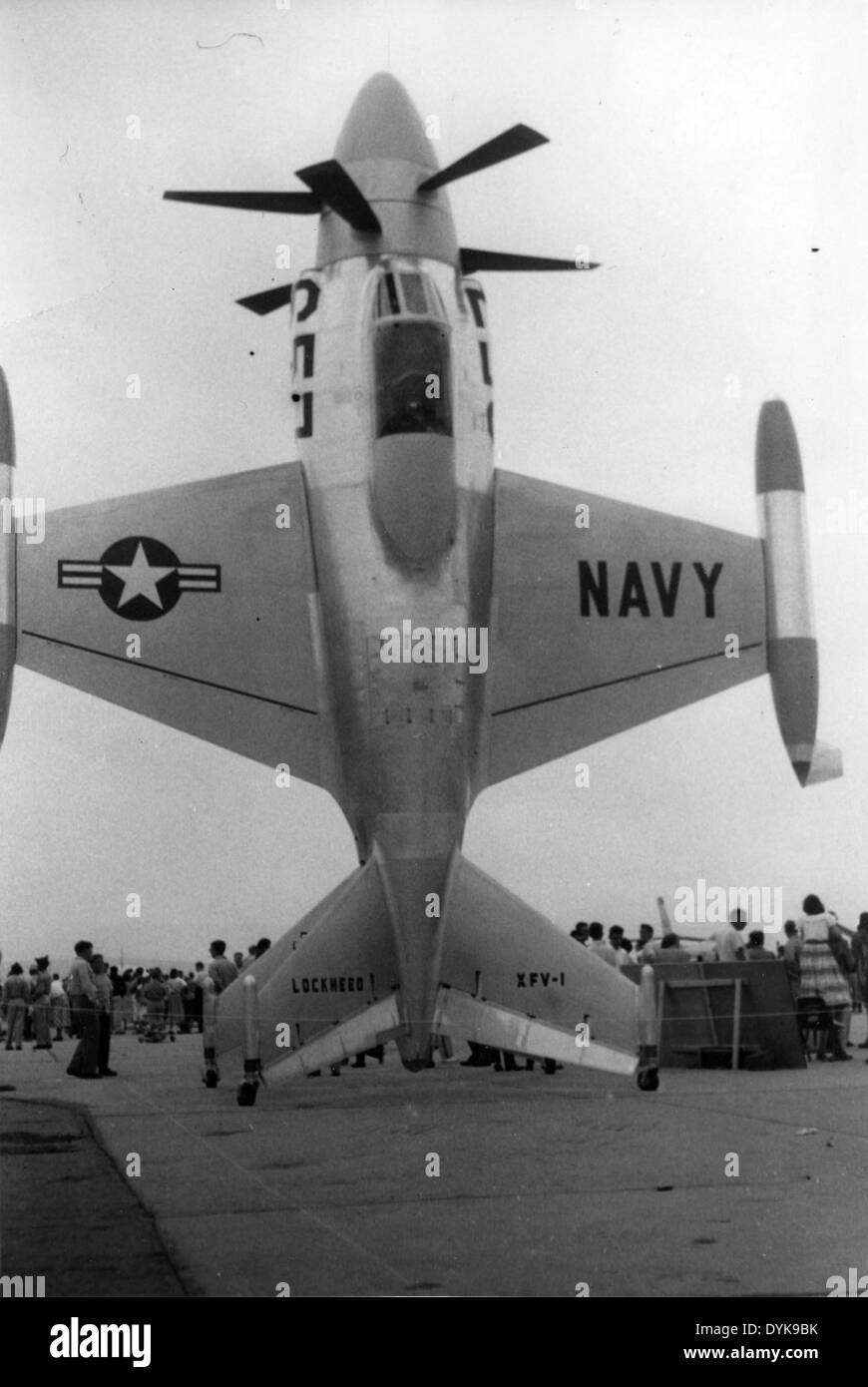 Il Lockheed XFV-1 era un aereo sperimentale unico progettato per il decollo e l'atterraggio verticale (VTOL), testato dalla US Navy per esplorare potenziali soluzioni per l'aviazione navale. Foto Stock