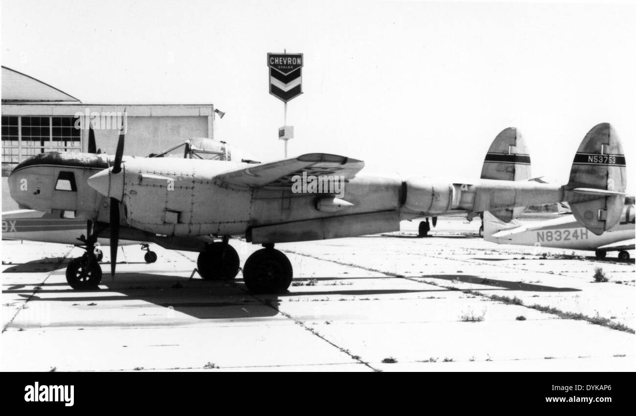 Questo Lockheed F-5, registrato N53753, è un aereo militare che ha giocato un ruolo significativo in varie operazioni aeree. L'F-5 è noto per la sua versatilità e agilità in situazioni di combattimento. Foto Stock