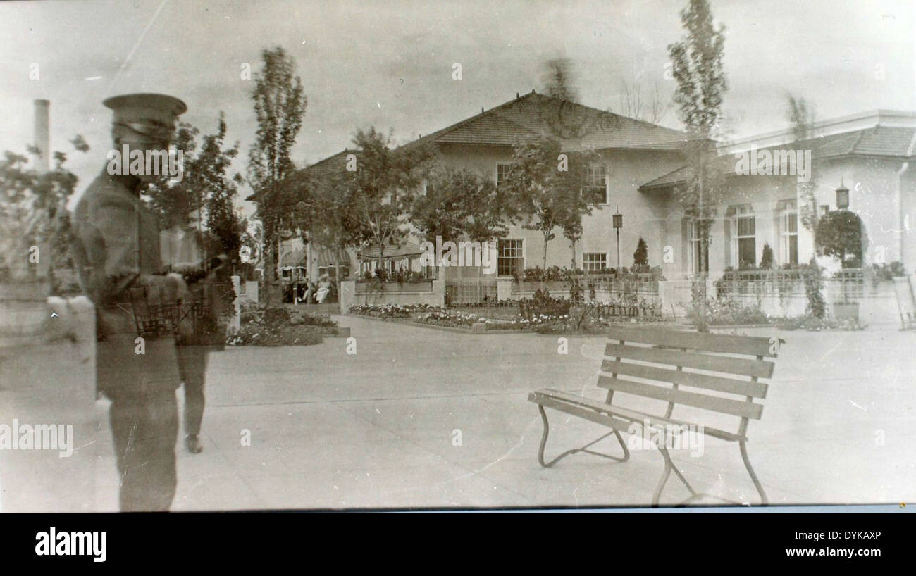 Questa foto della Fred Morlan Special Collection documenta uno squadrone di aviazione dell'esercito nel 1917-1918, con un ufficiale riassegnato durante la prima guerra mondiale. Riflette l'importanza delle unità aeree nelle strategie militari durante la guerra. Foto Stock