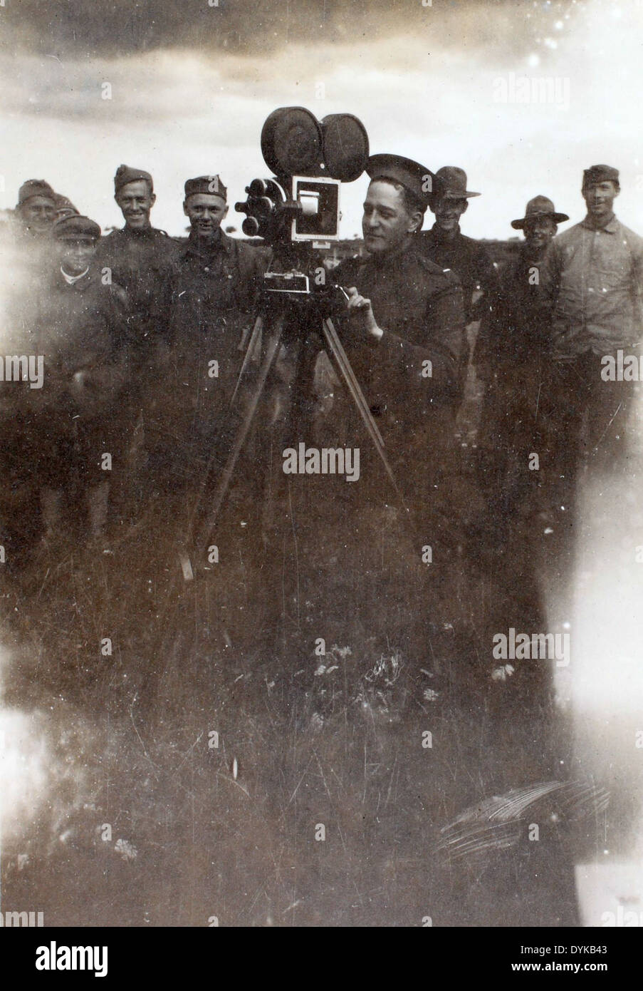 Questa fotografia della 110th Army cattura Fred Morlan, un membro dell'esercito americano durante la prima guerra mondiale. L'immagine mostra il suo ruolo nell'aviazione e nel servizio militare, incluso il suo riassegnazione durante il conflitto. Foto Stock