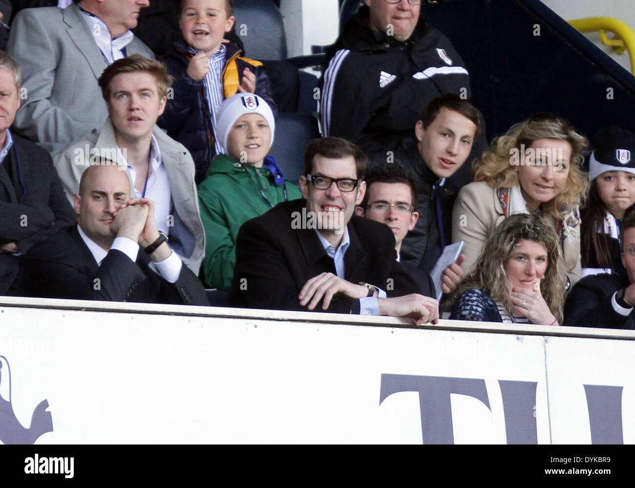 Tottenham Hotspur v Fulham . . Londra, UK . . 19.04.2014 Fulham ventola e inutile gioco Richard host Osman (bicchieri) orologi il gioco, così come il suo team perdere 3-1. **Questa immagine può essere utilizzata solo per uso editoriale come per il DataCo accordo di licenza**. Pic: Paolo Marriott Fotografia Foto Stock