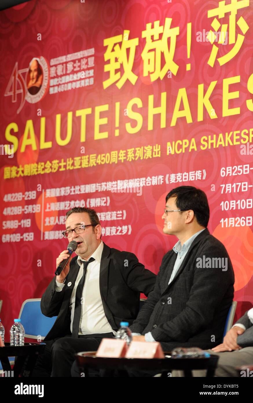 Pechino, Cina. Xxi Aprile, 2014. Neil Murray (L), produttore esecutivo del Teatro Nazionale di Scozia, parla durante un incontro con la stampa del 'Salute a Shakespeare!", una serie di esibizioni per commemorare lo Shakespeare's 450 compleanno, presso il Centro Nazionale per le Arti dello Spettacolo, a Pechino, capitale della Cina, 21 aprile 2014. Un totale di otto svolge da diversi paesi sarà messo in scena dalla fine di aprile alla fine di novembre di quest'anno. © Luo Xiaoguang/Xinhua/Alamy Live News Foto Stock