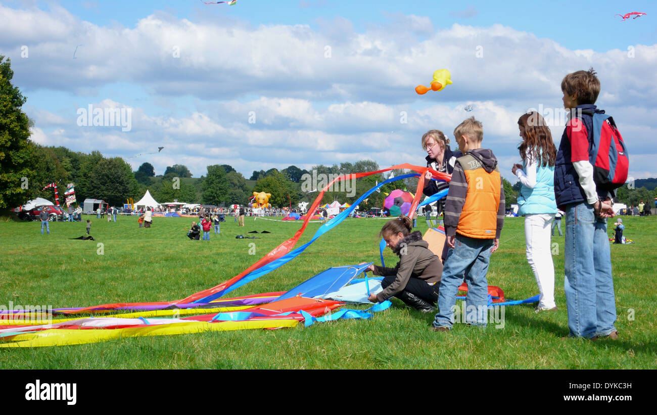 Kinder lassen bunte Drachen steigen Foto Stock