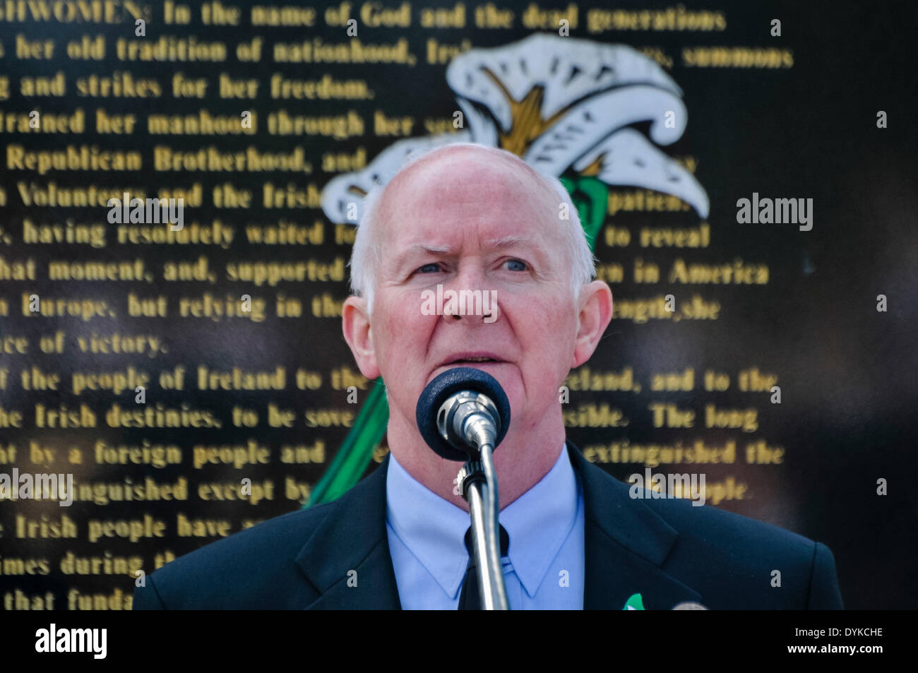 Liam Shannon dal National Graves associazione dà un discorso come Sinn Fein commemorare caduti volontari irlandesi durante la Pasqua annuale commemorazione di salita parade, Belfast, Irlanda del Nord. Foto Stock