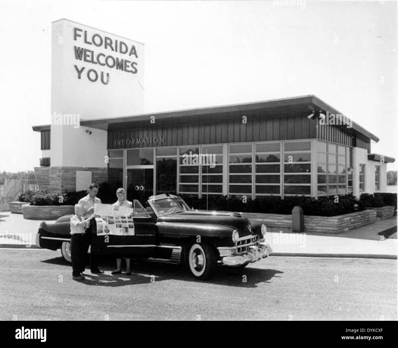 I turisti esaminano una mappa a Marianna, Florida, probabilmente presso un centro visitatori locale, che mostra l'attrattiva della zona per i visitatori e i turisti della contea di Jackson. Foto Stock