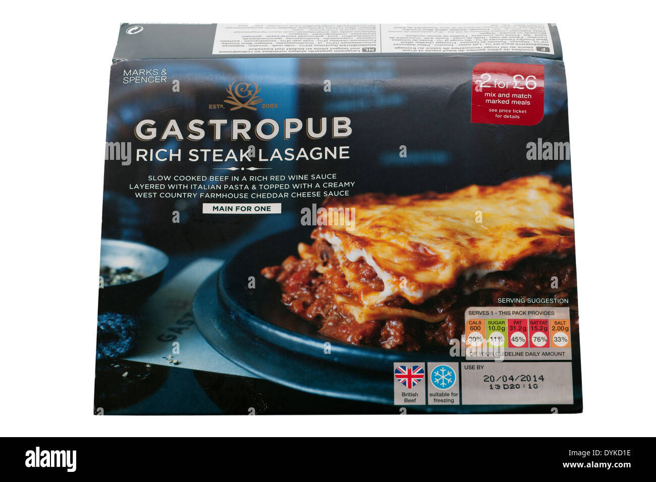 Marks & Spencer Gastropub ricca lasagna bistecca etichetta con la carne di manzo britannica e datato con importo giornaliero di indirizzo Foto Stock