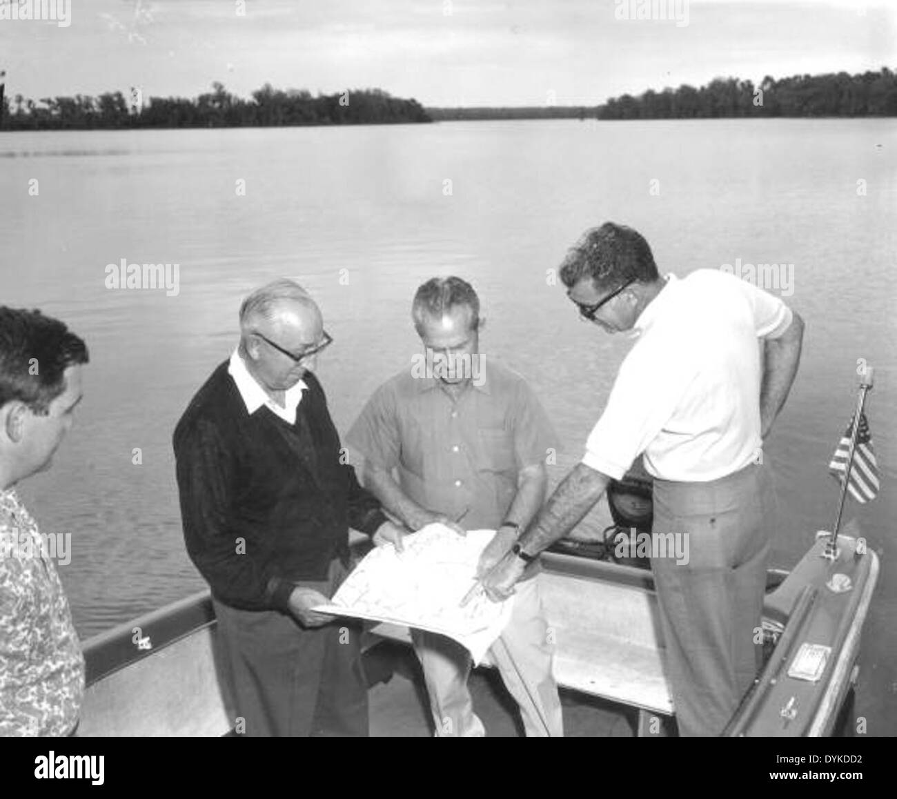 Roy Disney ispeziona la proprietà in Florida come parte dello sviluppo di Disney World a Lake Buena Vista. Questa fotografia cattura un momento chiave nella pianificazione di uno dei parchi di divertimento più famosi al mondo. Foto Stock