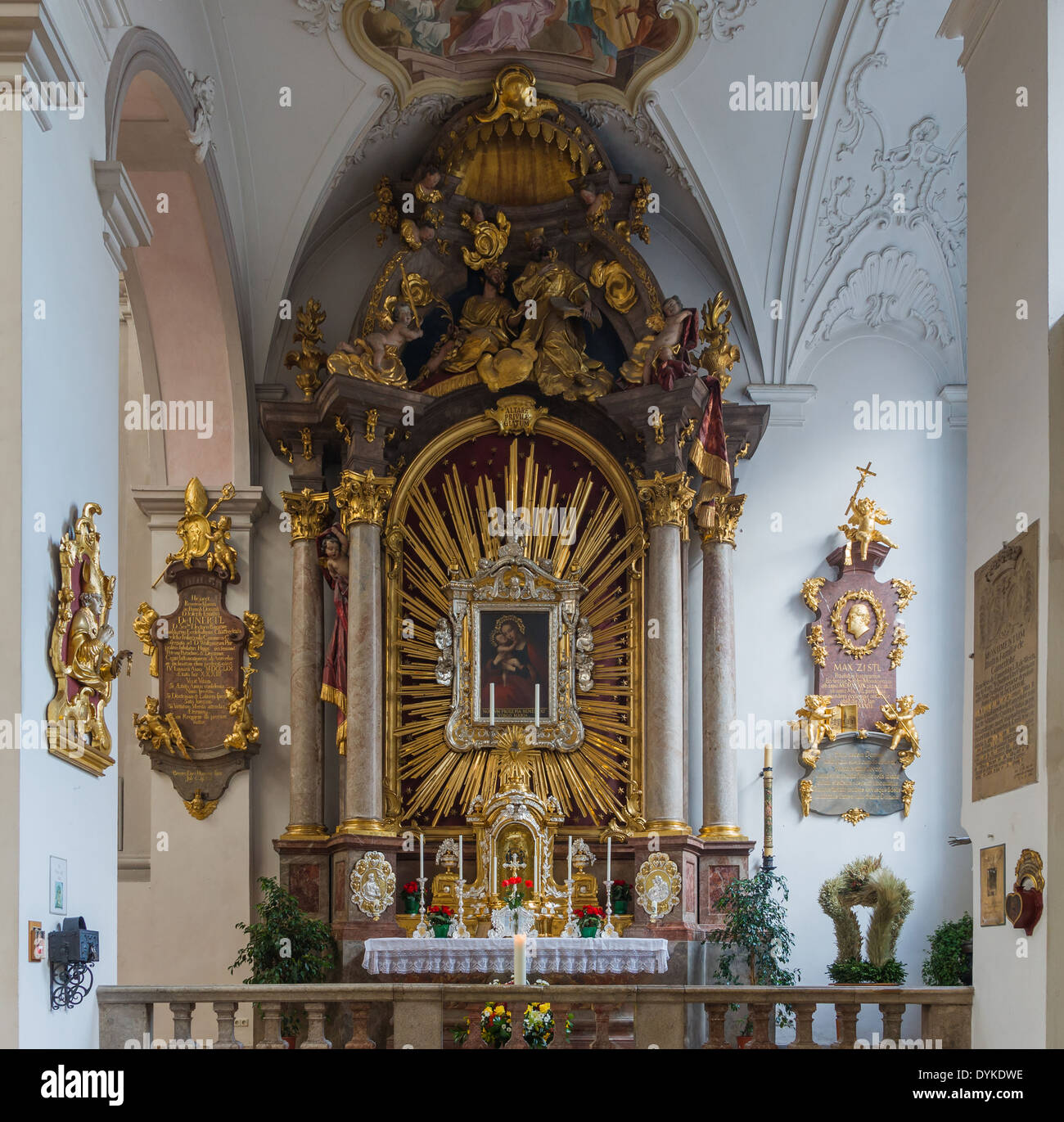 Altare laterale (a destra), Peterskirche, Monaco di Baviera, Germania. Foto Stock