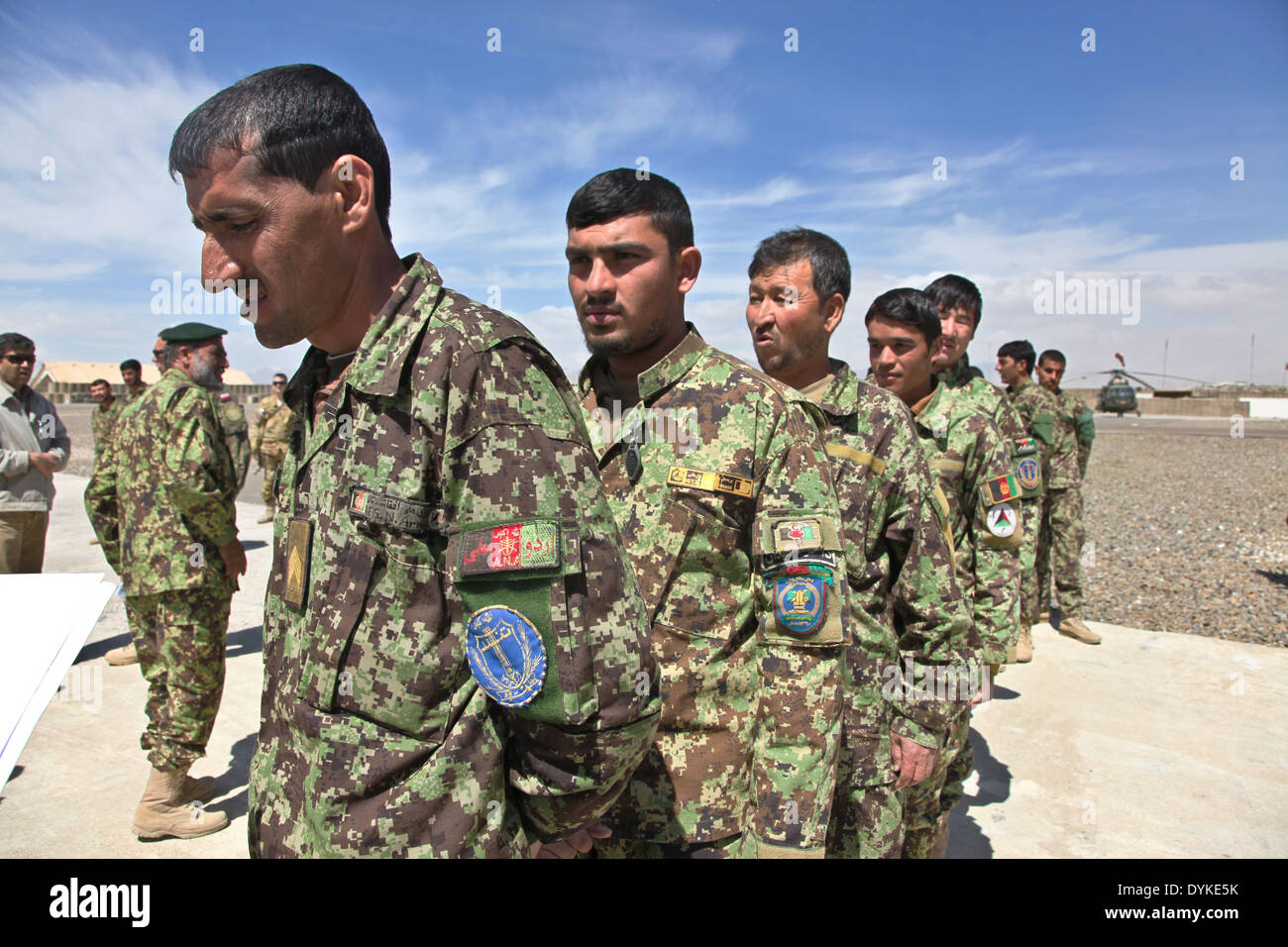 Esercito Nazionale Afghano soldati della terza brigata, 203rd Corps line up prima di una evacuazione medica corso di formazione in avanti una base operativa Ghazni Aprile 15, 2014 in provincia di Ghazni, Afghanistan. Foto Stock