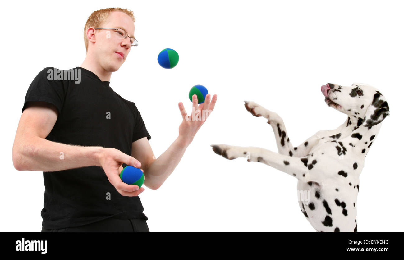 Junger Mann jongliert mit Baellen, giovane giocoleria con sfere, Mann spielt mit Dalmatiner Foto Stock