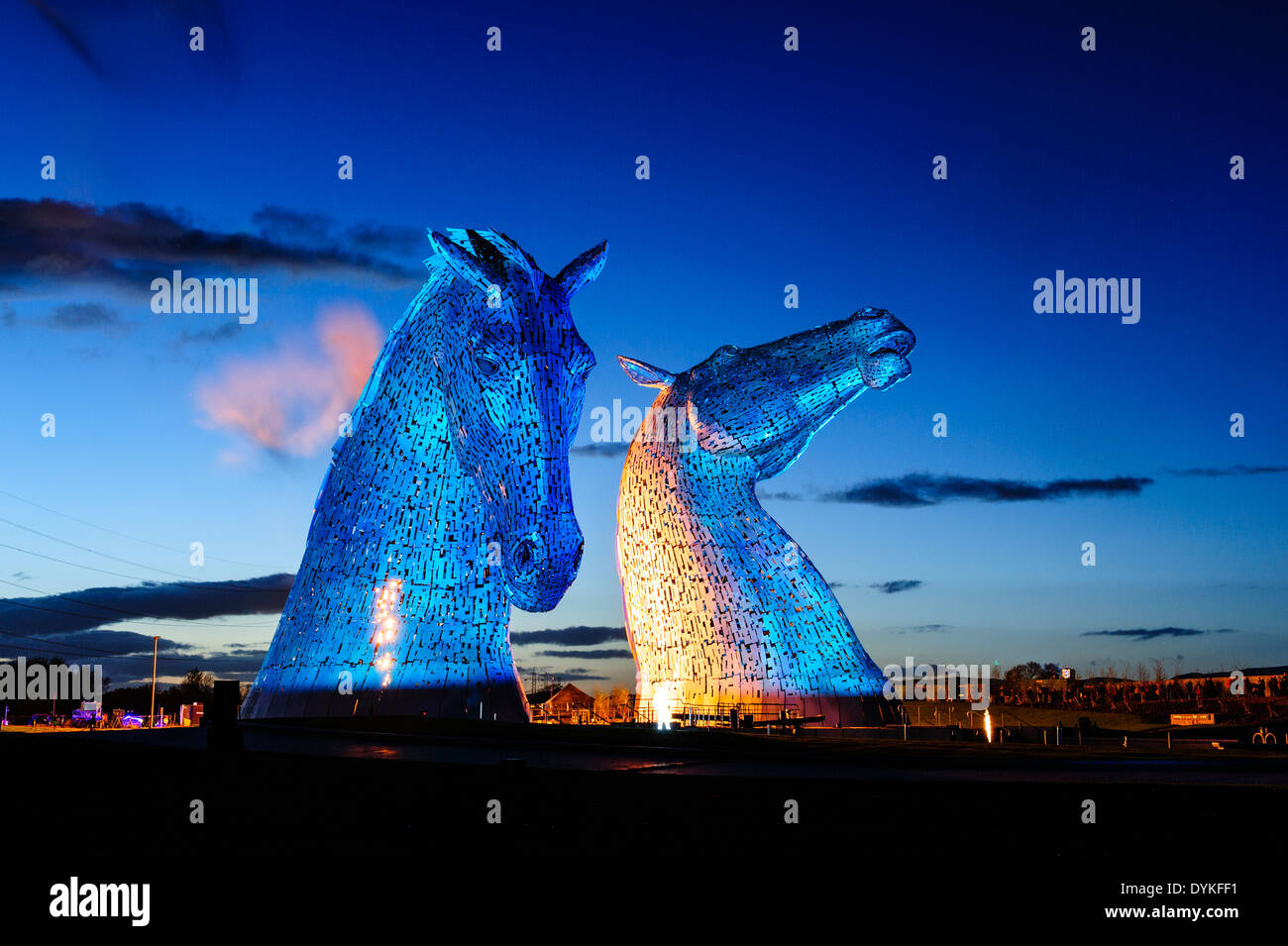 Il Kelpies, a 300 t, 30 metro di altezza testa di cavallo scultura dell'artista Andy Scott. Il Parco di elica, Falkirk, Scotland, Regno Unito Foto Stock