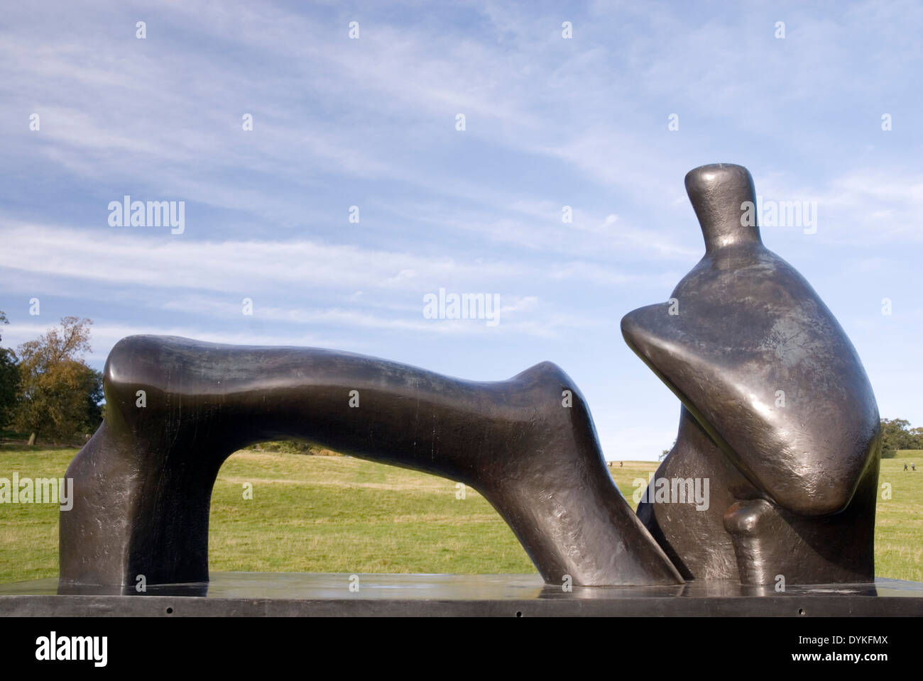 Yorkshire Sculpture Park, YSP, UK 2012: scultura in bronzo di Henry Moore in motivi di Bretton Hall Estate Foto Stock