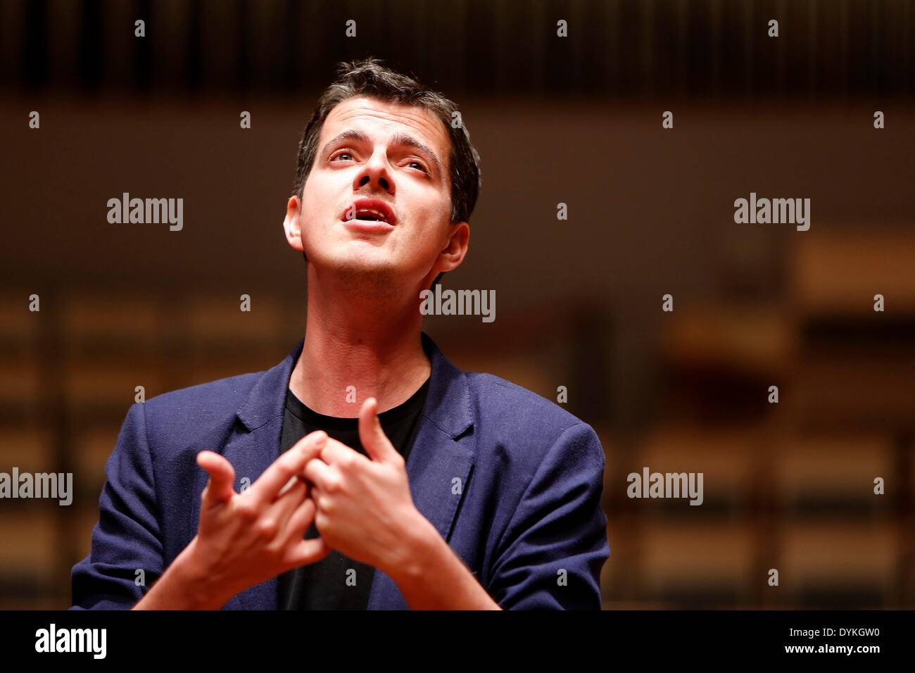 Pechino, Cina. Xxi Aprile, 2014. Philippe Jaroussky, Francese countertenor cantante, ripete presso il National Grand Theatre di Pechino, capitale della Cina, 21 aprile 2014. Il 'Philippe Jaroussky e Venezia Orchestra Barocca Concerto' tenuto lunedì è stato Philippe il debutto in Cina. Un countertenor è un tipo di maschile classico canto vocale la cui gamma vocale è equivalente a quello della femmina soprano, mezzo-soprano i tipi di voce. © Zhang Yuwei/Xinhua/Alamy Live News Foto Stock