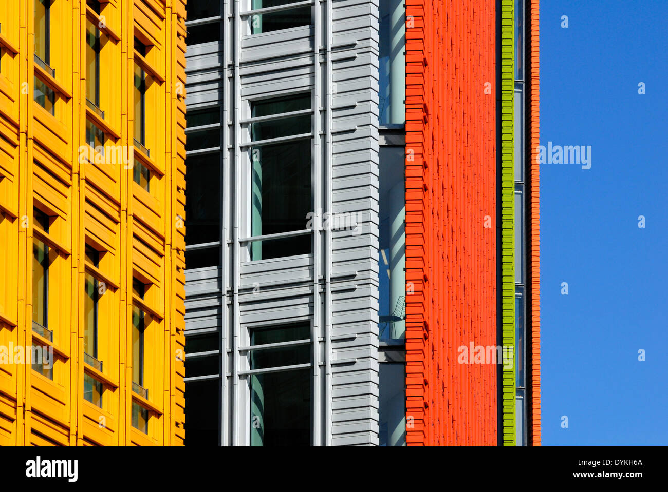 Londra, Inghilterra, Regno Unito. Centrale; St Giles - edifici per uffici / ristoranti (Renzo Piano) in St Giles High Street, Camden. Foto Stock