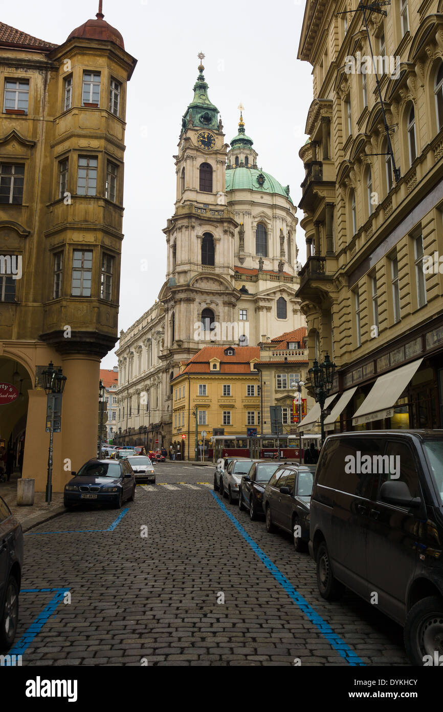 Le stradine del centro storico di Praga. La Cattedrale di San Nicola Foto Stock
