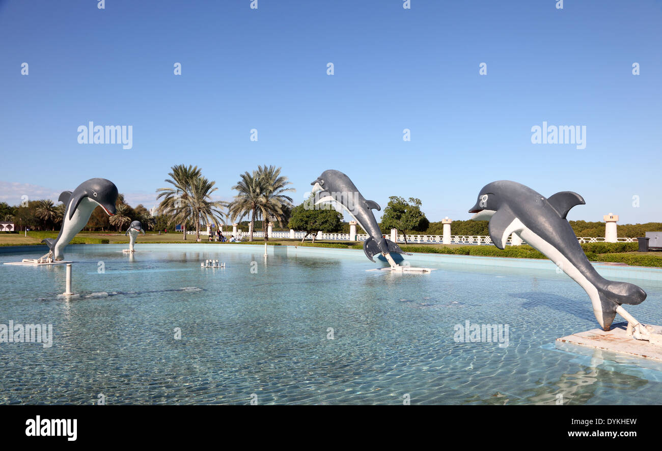 Fontana dei delfini presso la corniche di Abu Dhabi, Emirati Arabi Uniti Foto Stock