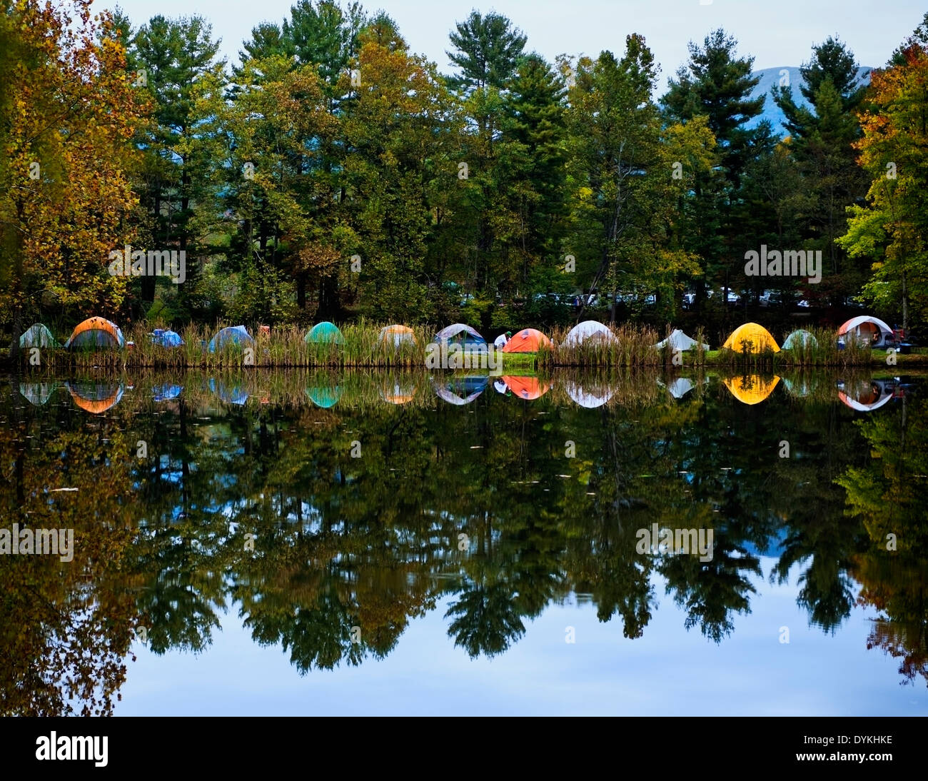 Camper sul lago Eden in nero di montagna del Nord Carolina, al lago Eden arti (foglie) Festival Foto Stock