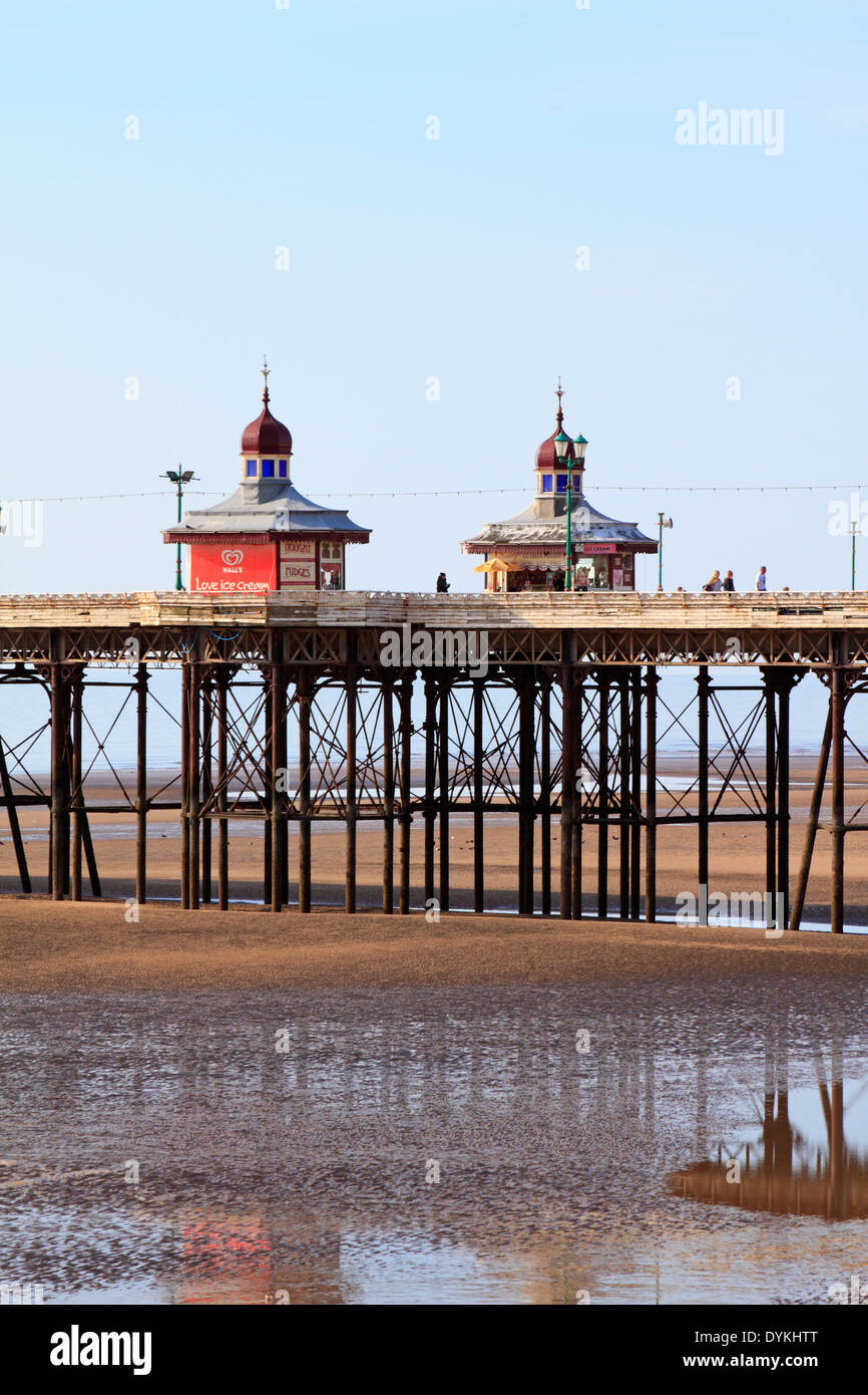 Vittoriano chioschi esagonale sulla North Pier di Blackpool, Lancashire, Inghilterra, Regno Unito. Foto Stock