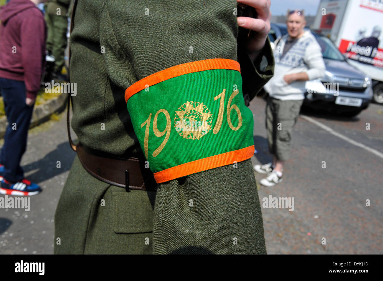 Derry, Londonderry, Irlanda del Nord. Xxi Aprile, 2014. I dissidenti repubblicani commemorare la Pasqua in aumento. Un uomo in uniforme paramilitare indossando un bracciale per commemorare il 1916 salendo al repubblicano irlandese 32 County movimento Sovranità parata nel cimitero cittadino in Derry. Credito: George Sweeney/Alamy Live News Foto Stock
