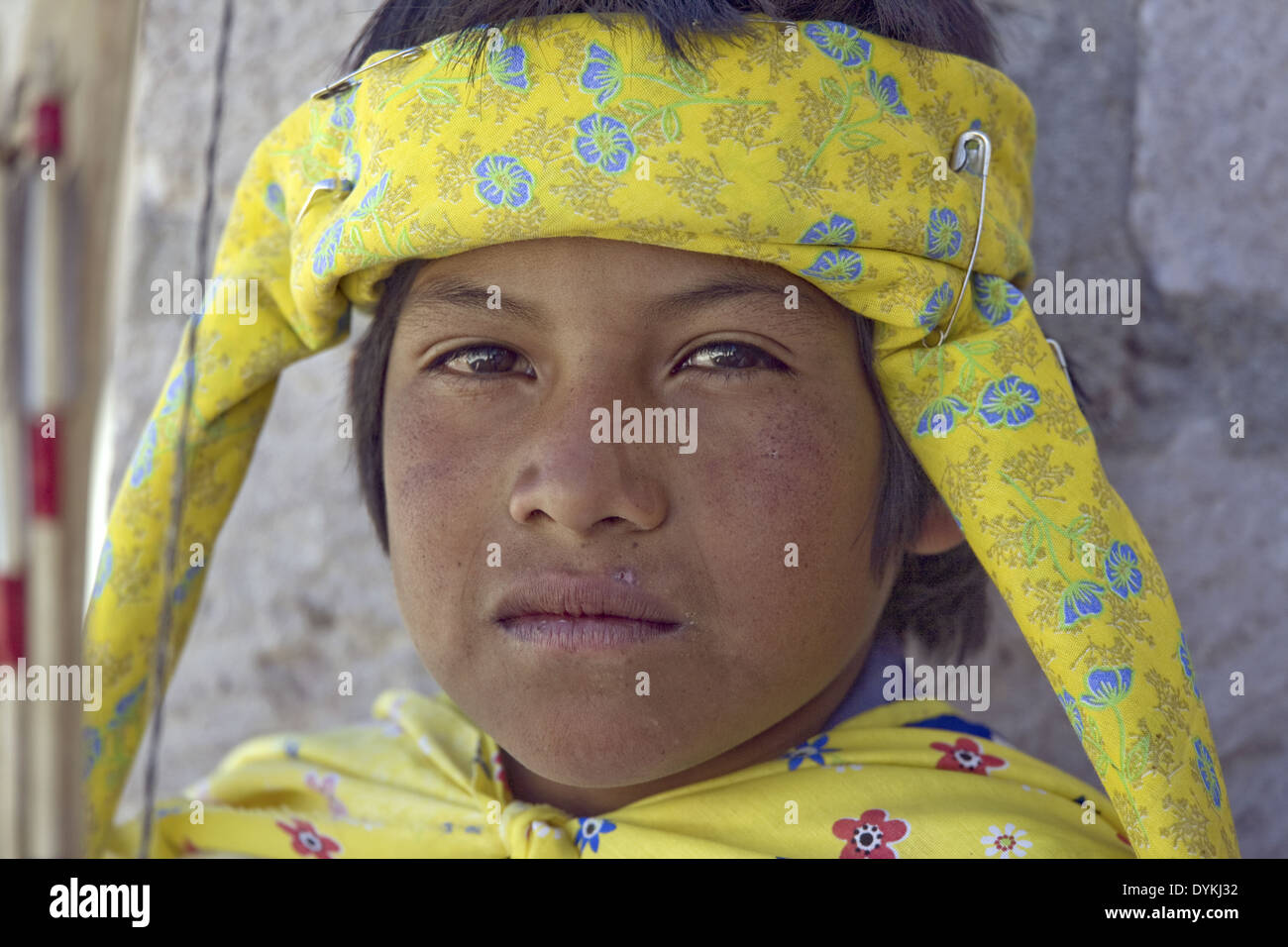 Tehuerichi - Messico. Tarahumara giovane ragazzo in Tehuerichi, un villaggio nella Sierra Tarahumara. Foto Stock