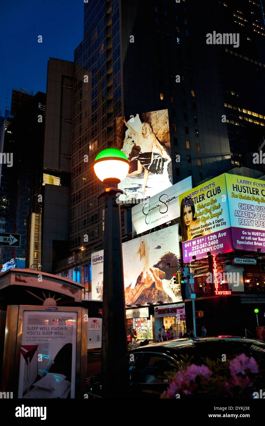 Tabelloni luminosi al crepuscolo, Times Square a New York City Foto Stock