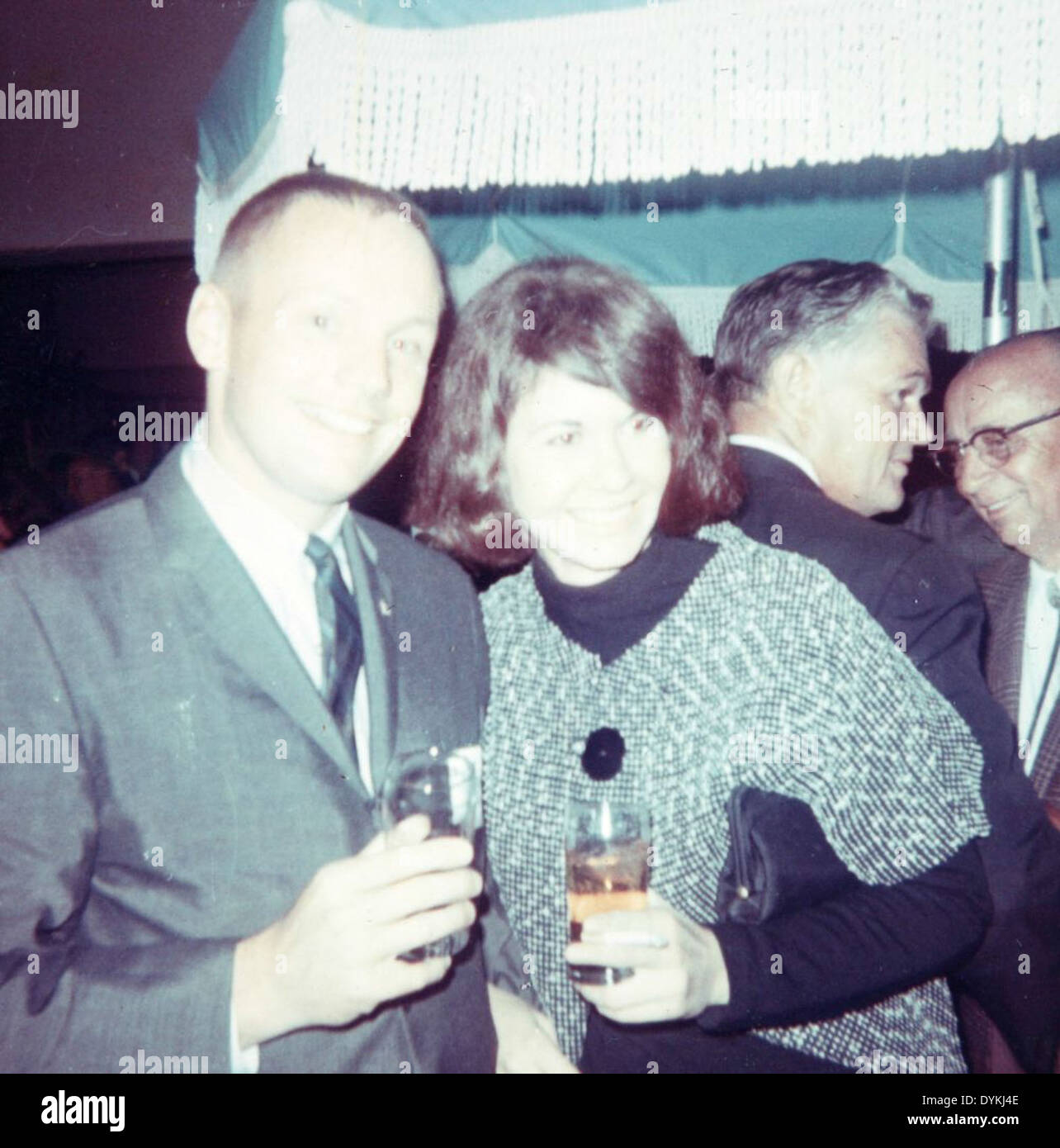 Neil Armstrong, noto per il suo ruolo di primo uomo sulla luna, ebbe anche una brillante carriera come pilota collaudatore. Questa foto della collezione Timm cattura Armstrong nei suoi giorni di pilota collaudatore, mostrando i suoi primi contributi all'aviazione e all'aerospazio. Foto Stock