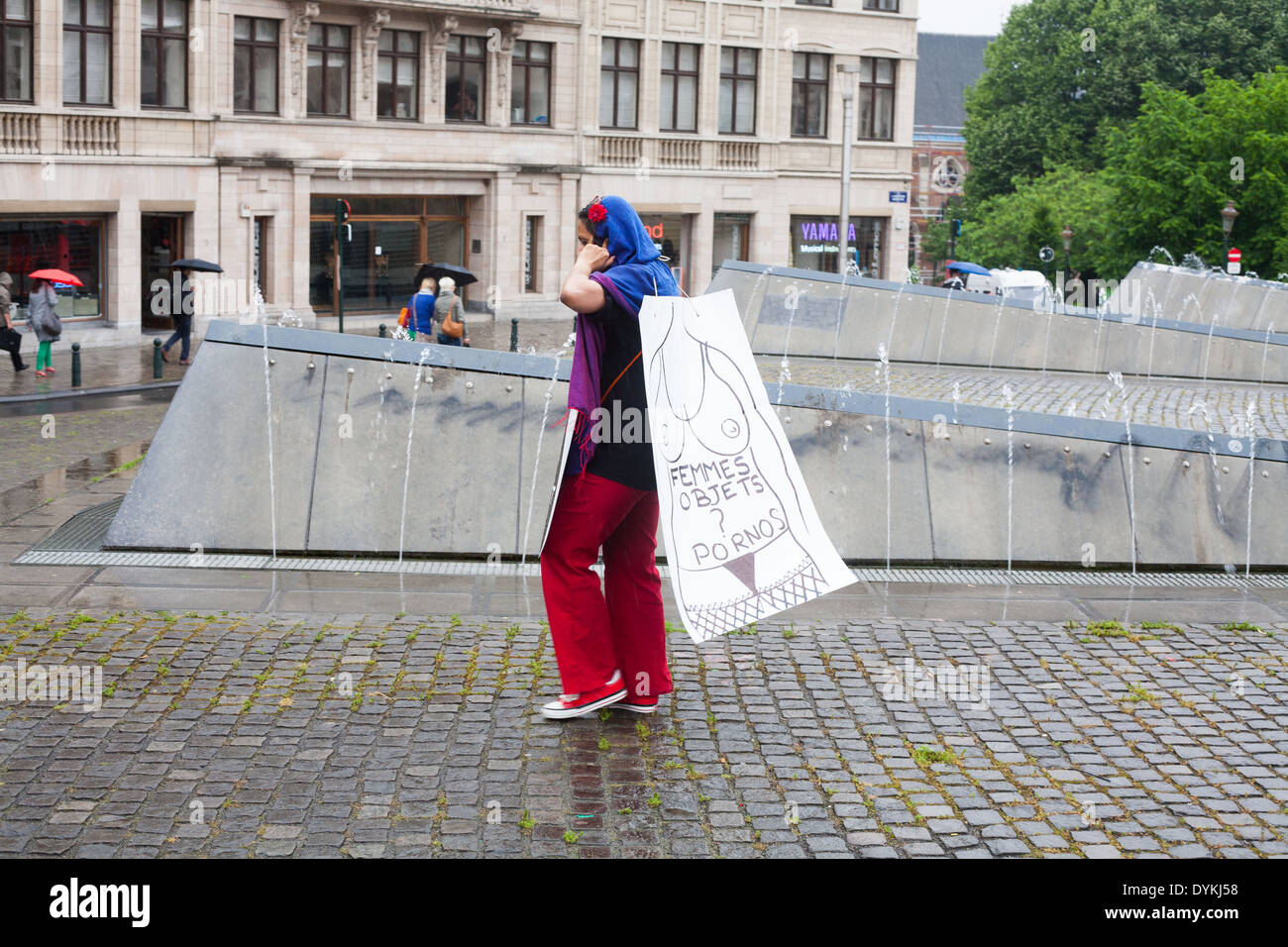 Donna araba nel centro della città Bruxelles dimostrando contro gli abusi e la repressione Foto Stock