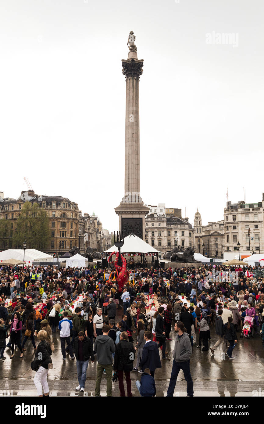 Londra, Regno Unito. Xxi Aprile, 2014. La festa di San Giorgio, organizzata dal sindaco di Londra Boris Johnson, a Trafalgar Square, London, Regno Unito lunedì, 21 Aprile, 2014. Ispirato da St George Giornata di origine duecentesca come una giornata nazionale di festa, l'evento viene celebrato con una area banchetti posti a sedere 250 persone tra Trafalgar Square iconici fontane e un inglese un mercato agricolo, chioschi, attività per bambini e musica dal vivo la cortesia di un medley di brani di musica bandstand a giovani musicisti e cantanti provenienti da concerti, Sindaco di musicista di strada la concorrenza. Credito: Cecilia Colussi/Alamy Live News Foto Stock