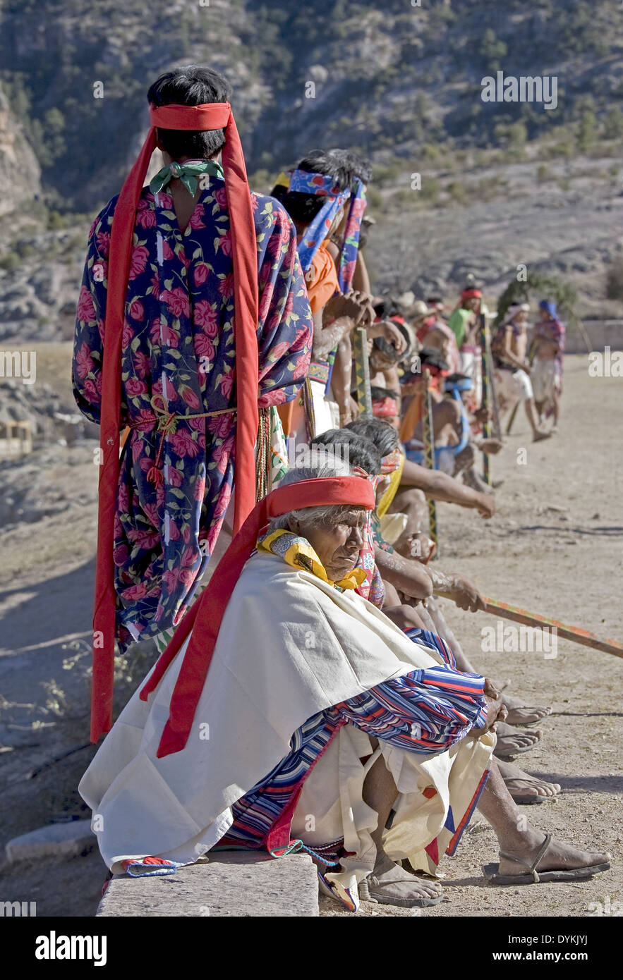 Tehuerichi - Messico. I partecipanti a una cerimonia di premiazione che si terrà a celebrare la pasqua in Tehuerichi, un villaggio nella Sierra Tarahumara. Foto Stock