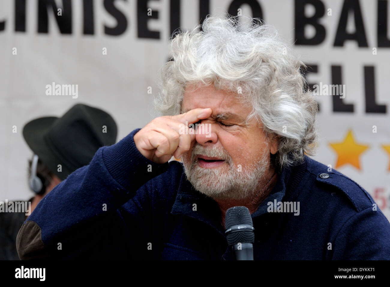 Beppe grillo durante una riunione politica in un quadrato (cinque stelle movimento), close-up whit dito della destra nell'occhio. Foto Stock