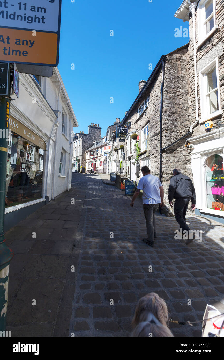 Kendal town center negozi shoppers shopping Yorkshire Dales National Park, Regno Unito Inghilterra GB Foto Stock