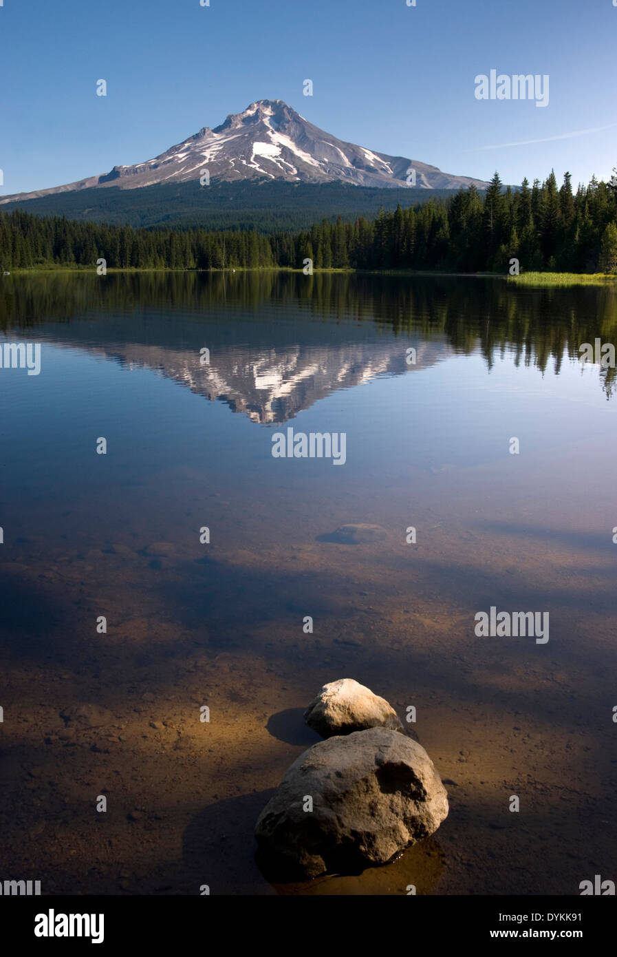 Nel tardo pomeriggio caldo sole del Monte Cofano sopra il lago Trillium Foto Stock