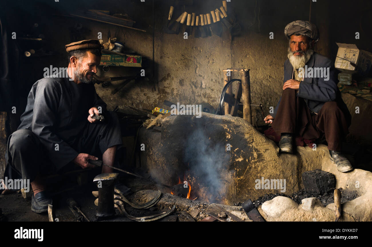 I fabbri al lavoro in Afghanistan, artigianato tradizionale imprenditore degli imprenditori Foto Stock