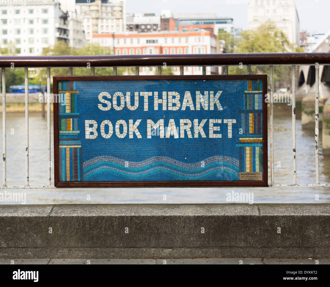 Londra, Regno Unito. Xxi Aprile, 2014. Southbank Prenota piastra di mercato, London, Regno Unito lunedì, 21 Aprile, 2014 Credit: Cecilia Colussi/Alamy Live News Foto Stock