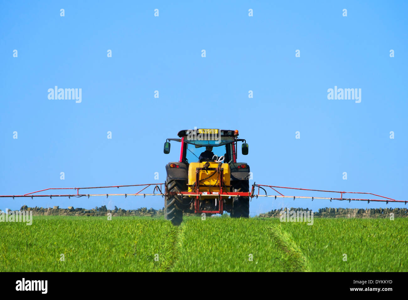 Agricoltore di colture di spruzzatura vicino Thurstonland, Holme Valley, West Yorkshire, Inghilterra, Regno Unito Foto Stock