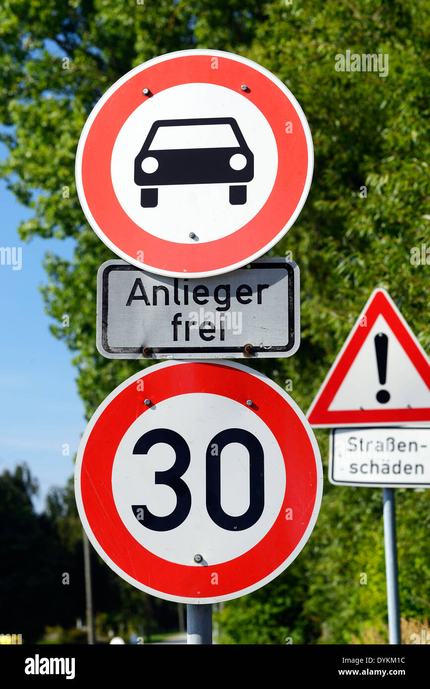 Schilder Verbot für Kraftwagen, Anlieger frei, 30 km/h Höchstgeschwindigkeit zulässige Foto Stock