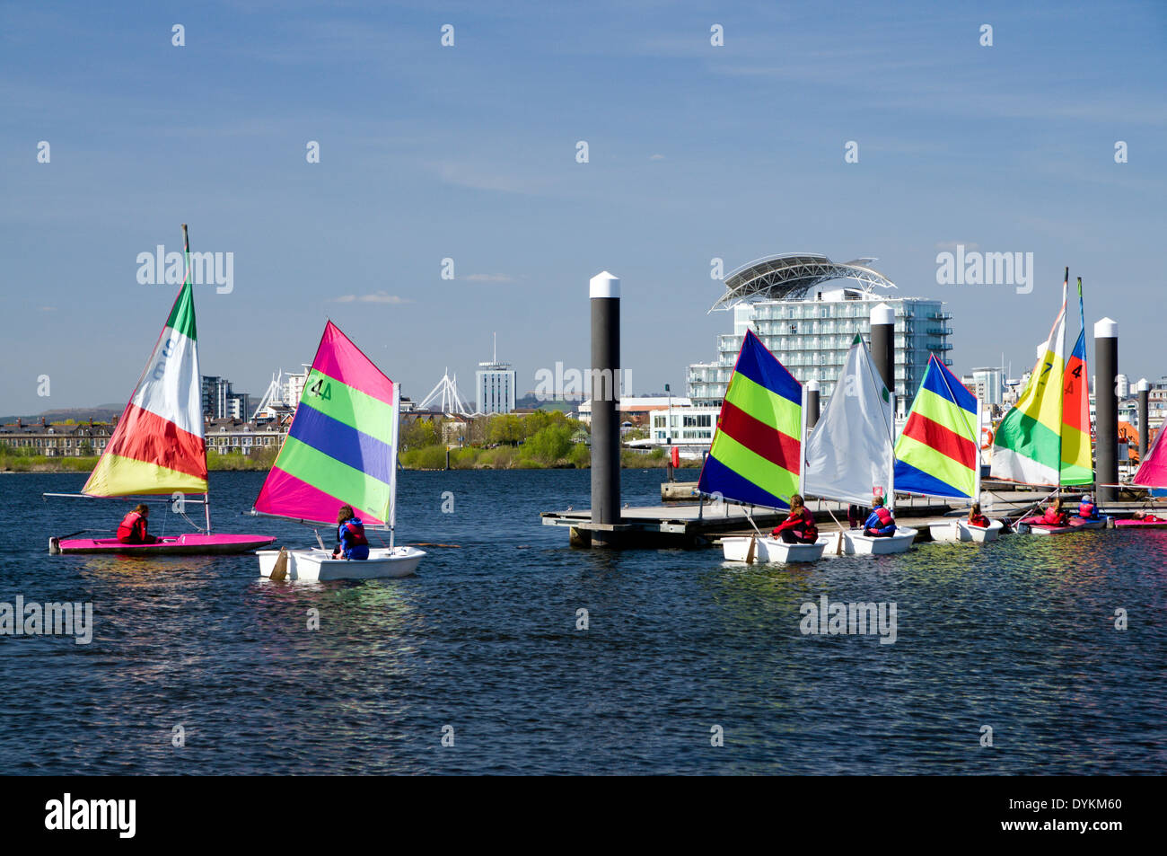 Gruppo di bambini di imparare a vela derive, Baia di Cardiff, Cardiff, Galles del Sud, Regno Unito. Foto Stock