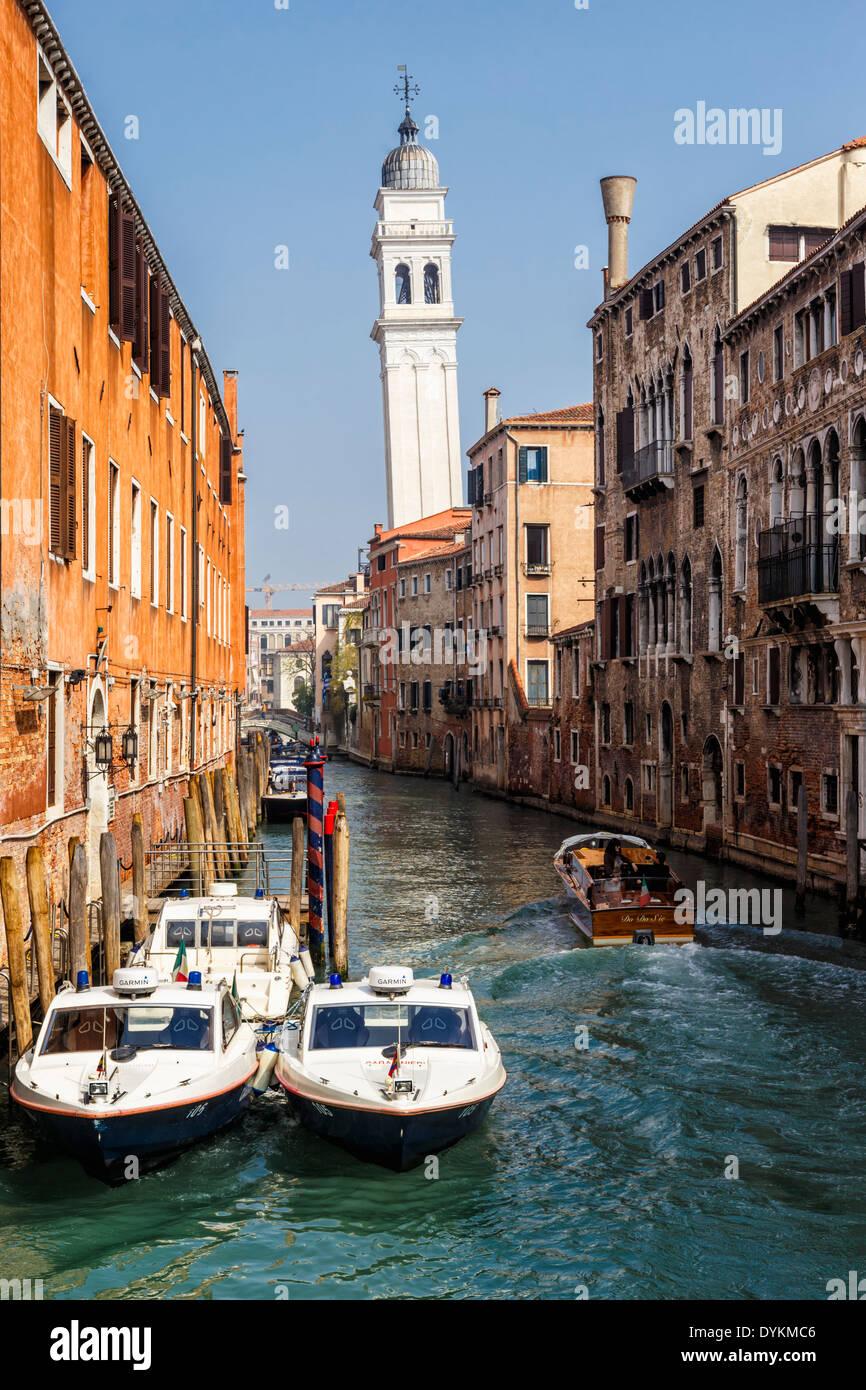 Canal con il campanile pendente di San Giorgio dei Greci, Venezia, Italia. Foto Stock