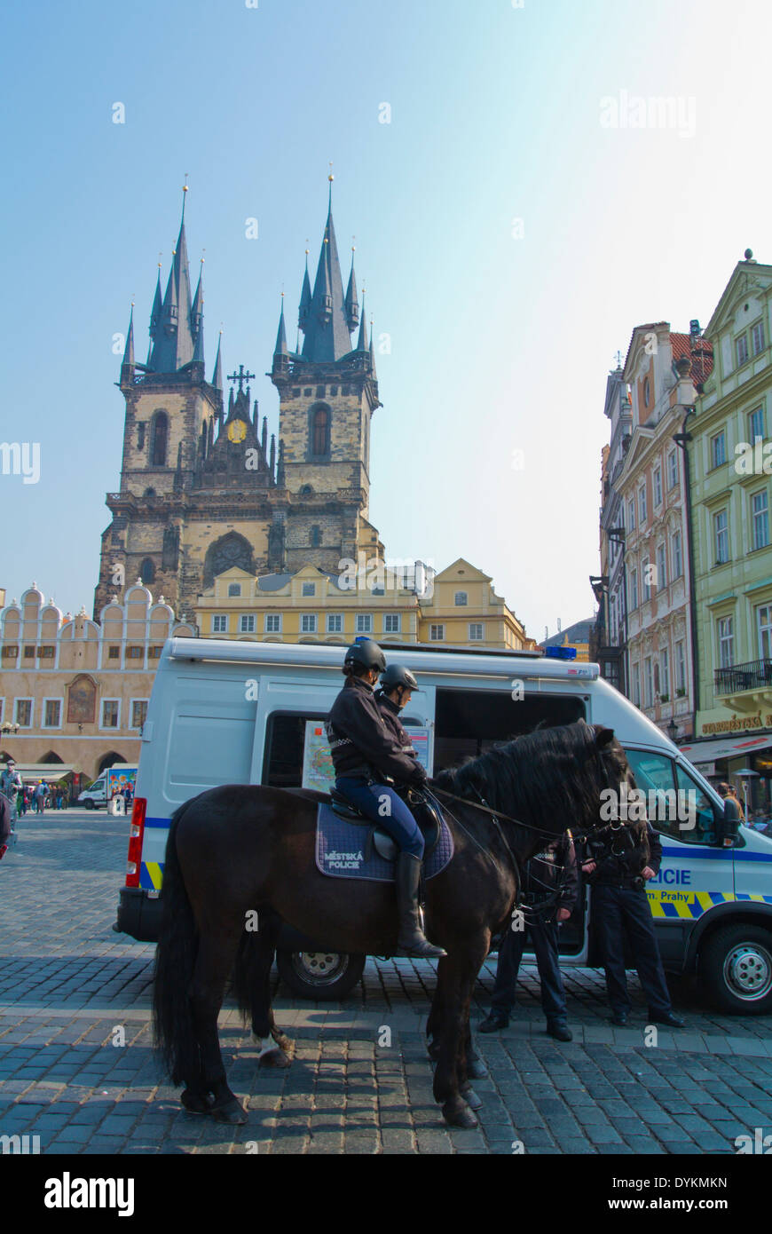 La polizia, Staromestske namesti, la piazza della città vecchia,Staré Mesto, città vecchia, Praga, Repubblica Ceca, Europa Foto Stock