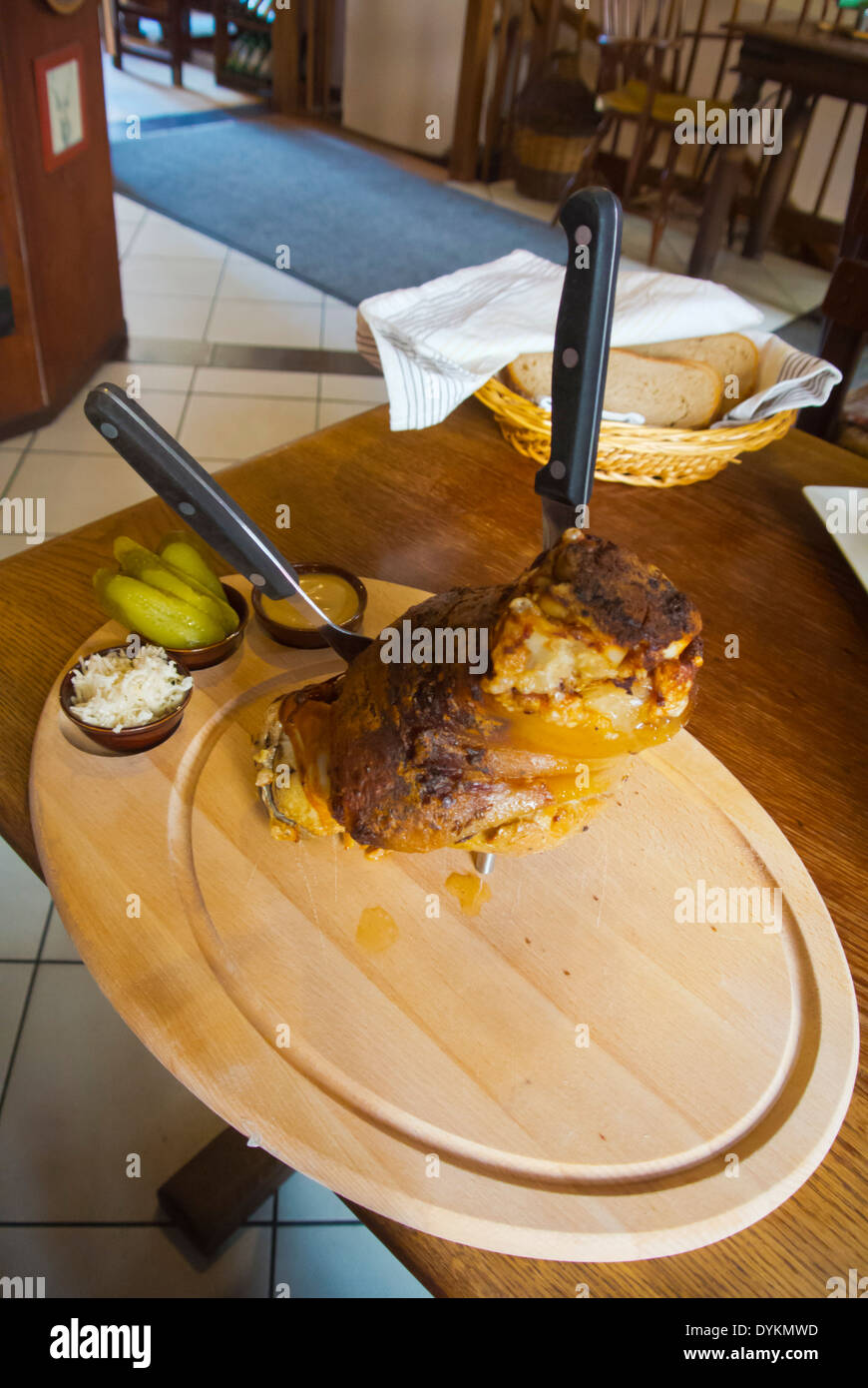 Arrosto di maiale, il fuso a snodo e il ginocchio di maiale, Schweinshax, Koleno, Praga, Repubblica Ceca, Europa Foto Stock