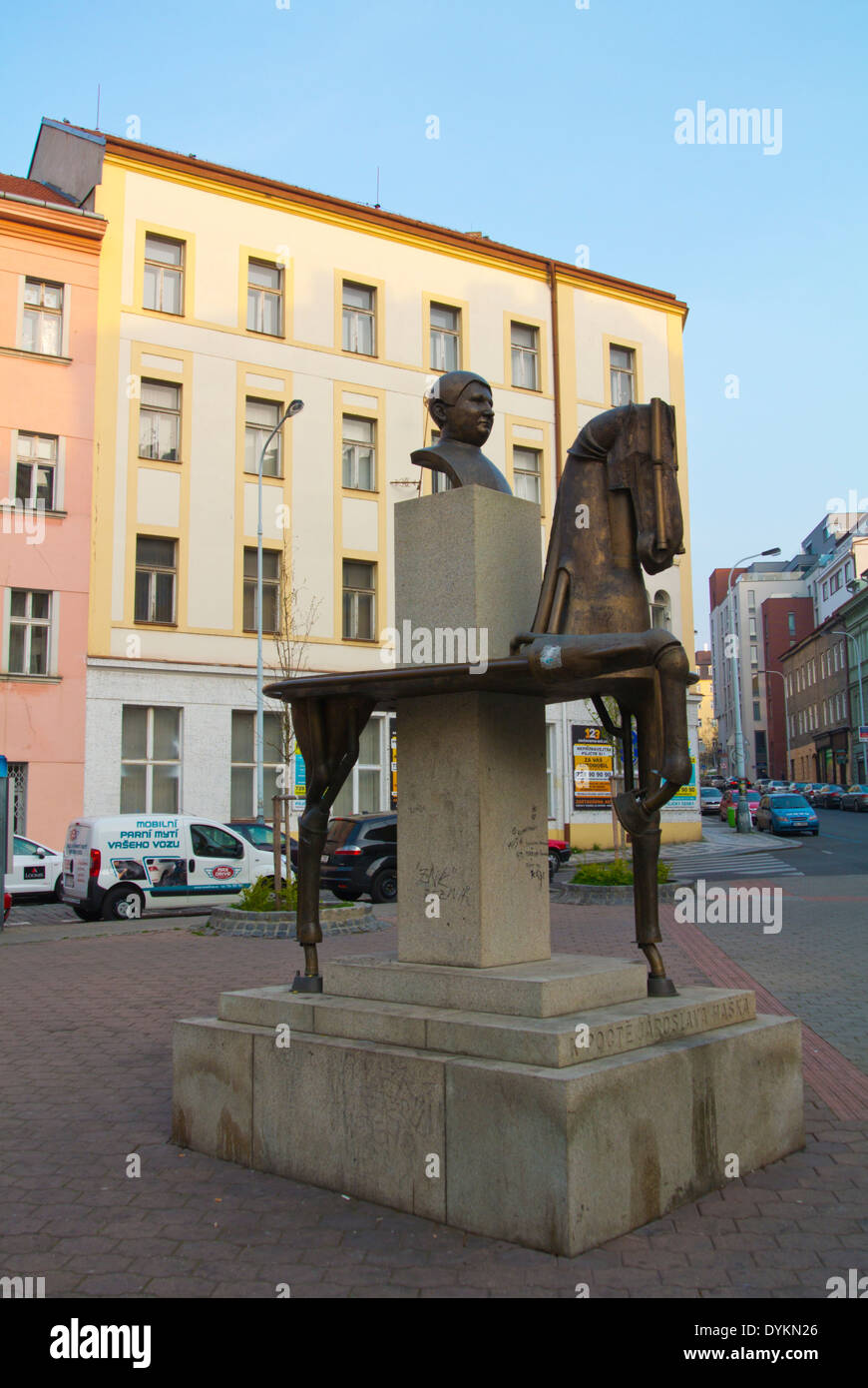 Jaroslav Hasek statua equestre, Prokopovo namesti square, Zizkov, Praga, Repubblica Ceca, Europa Foto Stock