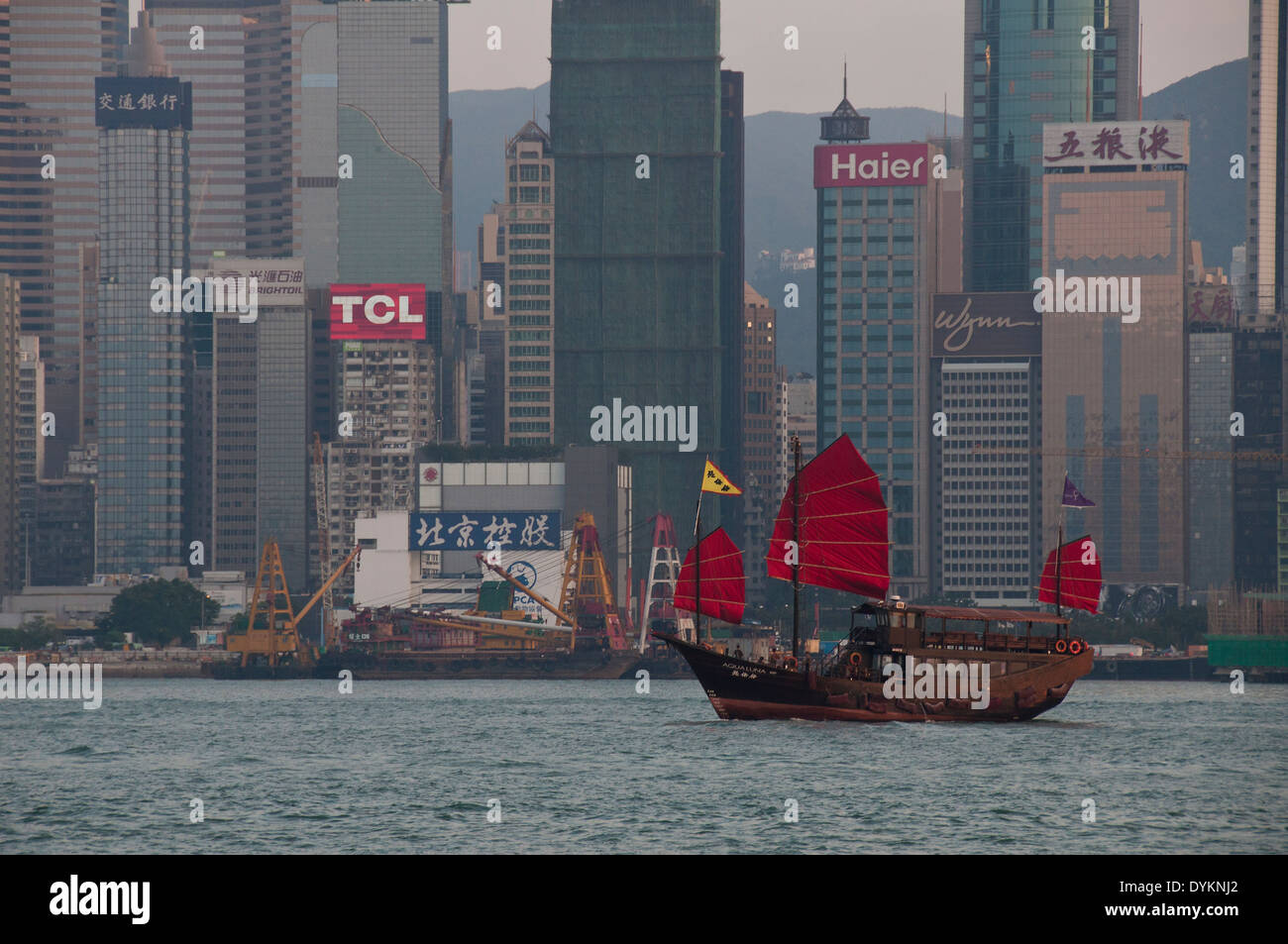 Barca e lo skyline di Hong Kong Foto Stock