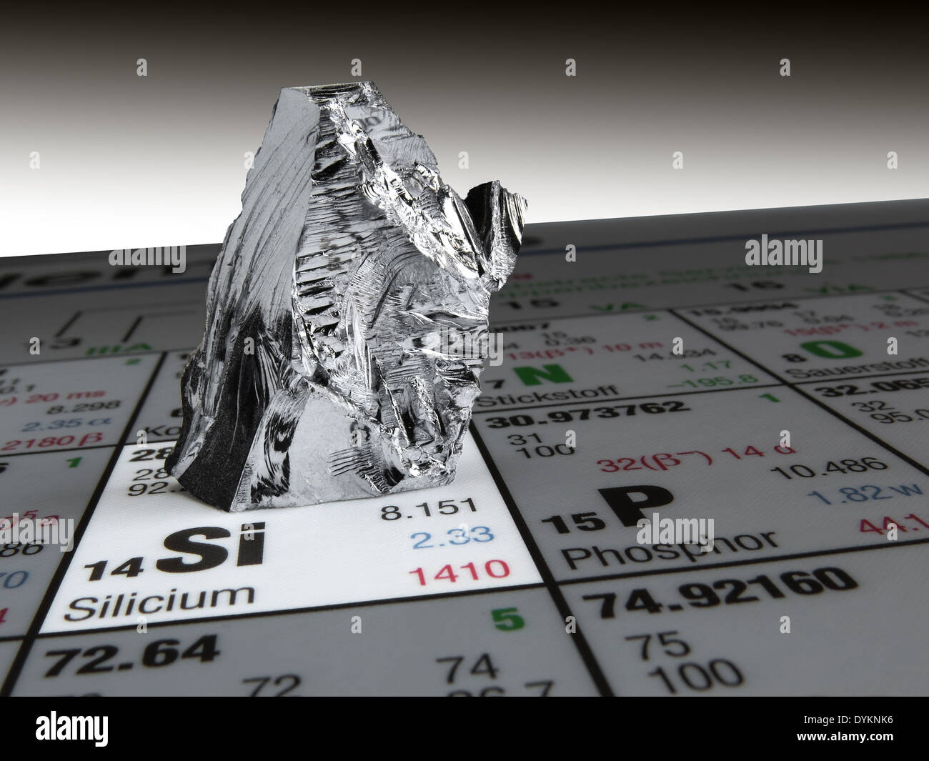 Pezzo di silicio puro collocata una tavola periodica degli elementi Foto Stock