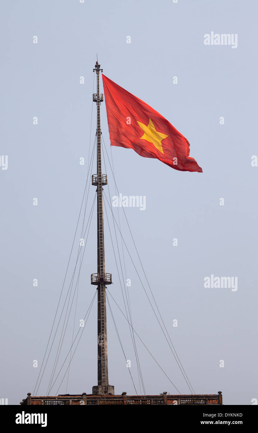Bandiera nazionale appesa sopra la cittadella di Hue Vietnam Foto Stock