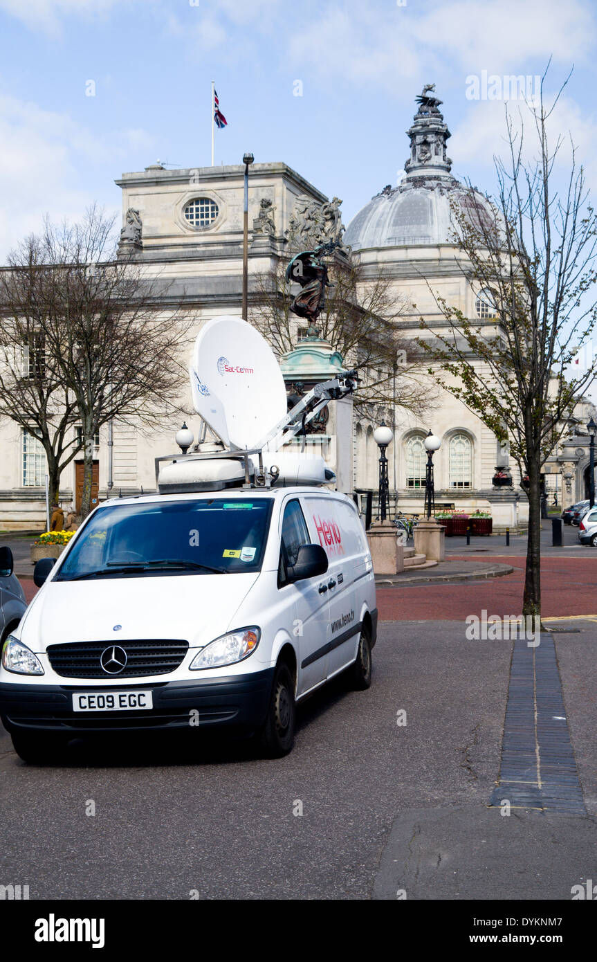 Veicolo Outside Broadcast oltre a Cardiff Crown Court con il Municipio di Cardiff in distanza, Cathays Park, Cardiff, Galles del Sud. Foto Stock