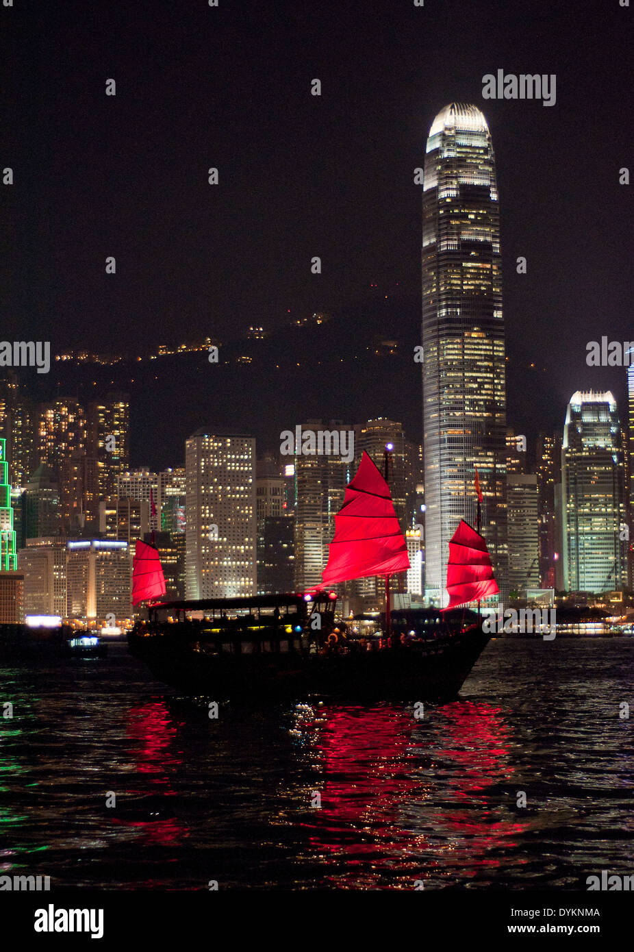 Skyline di Hong Kong e la barca di notte Foto Stock