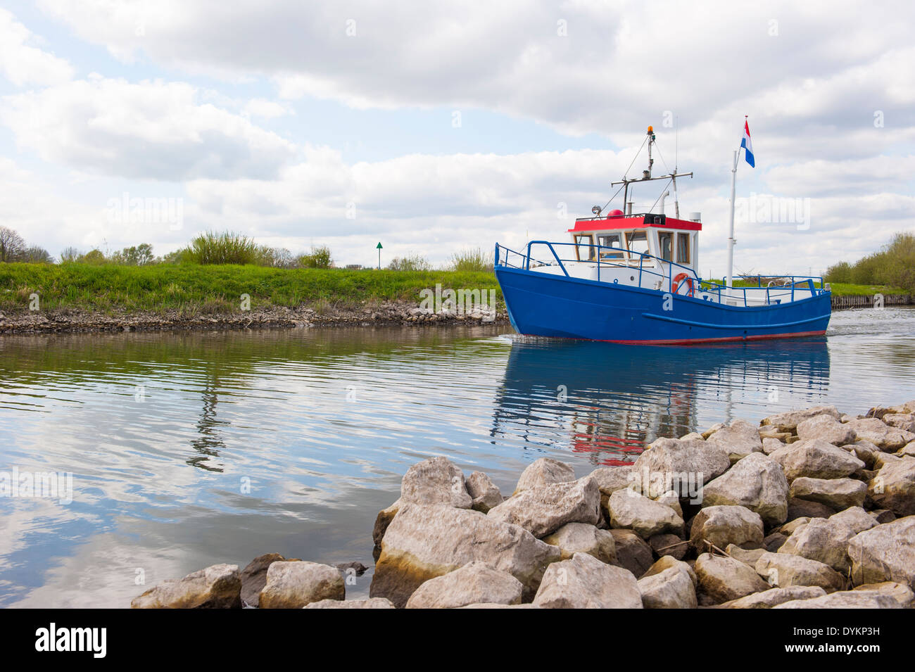 Rosso Blu bianco ferry boat passando da una diga nel paesaggio panoramico Foto Stock