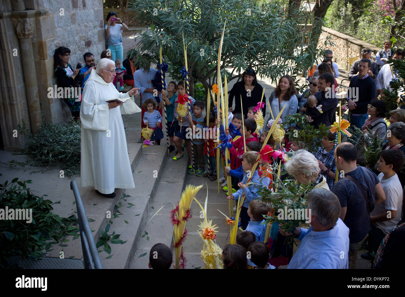 La celebrazione della benedizione del Palm per la domenica delle Palme presso l'entrata di una chiesa in Llerona, Barcelona, Spagna. Foto Stock