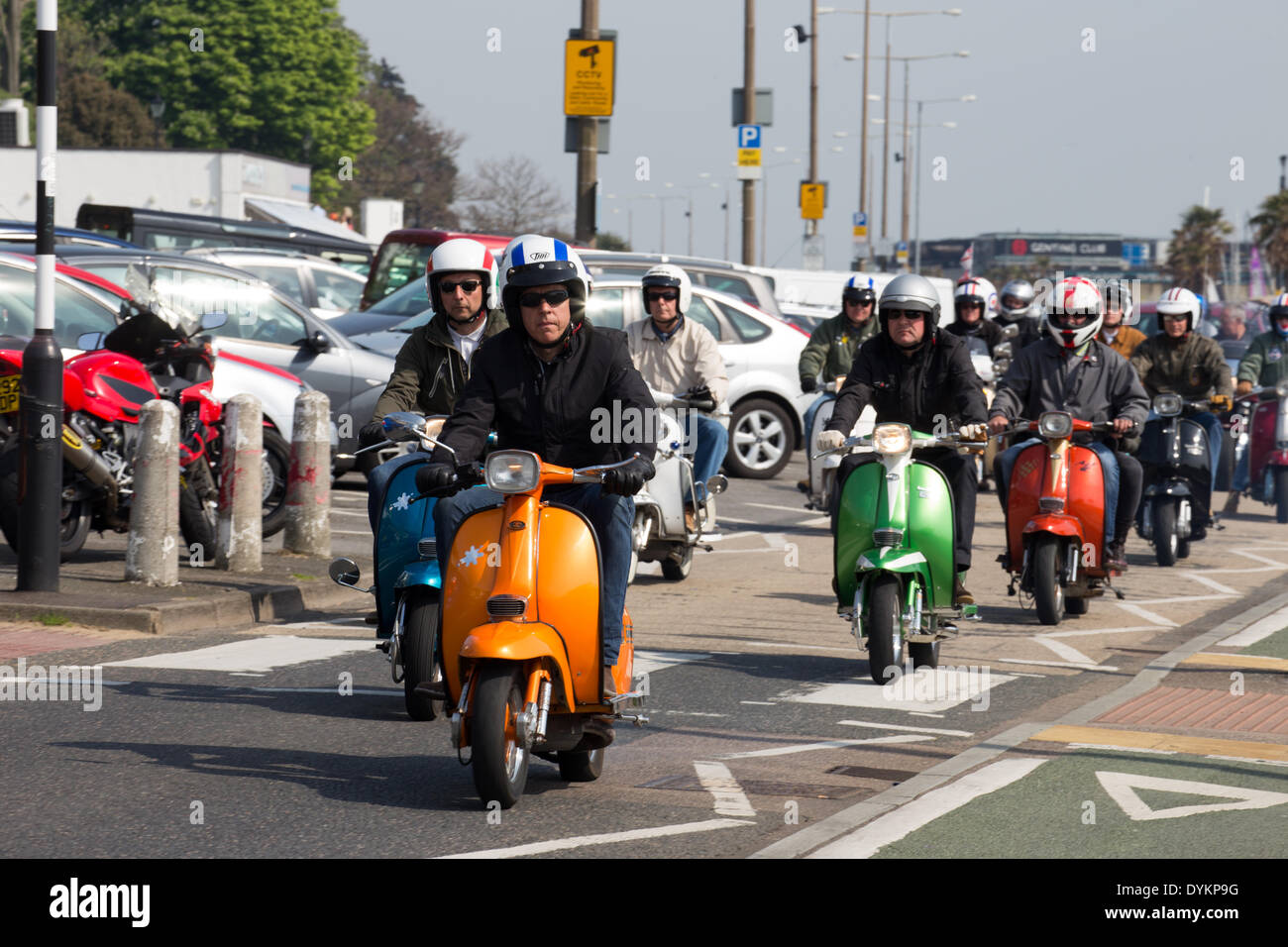 Southend-On-Mare, Essex REGNO UNITO. Xxi Aprile 2014. Xvi Shakedown annuale organizzato da Ace Cafe, è un evento annuale dotato di moto e scooter. Questa xvi in esecuzione è stato tenuto in aiuto del NSPCC . Migliaia di ciclisti oggi rode il 65 miglia da Ace Cafe Londra per il lungomare di Southend-On-mare per una soleggiata Pasqua lunedì festivo Credito: Graham Eva/Alamy Live News Foto Stock